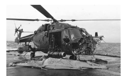 Helicóptero Sea Linx con la trompa destrozada por la bomba arrojada por Carballo a la cubierta de la fragata Broadsword